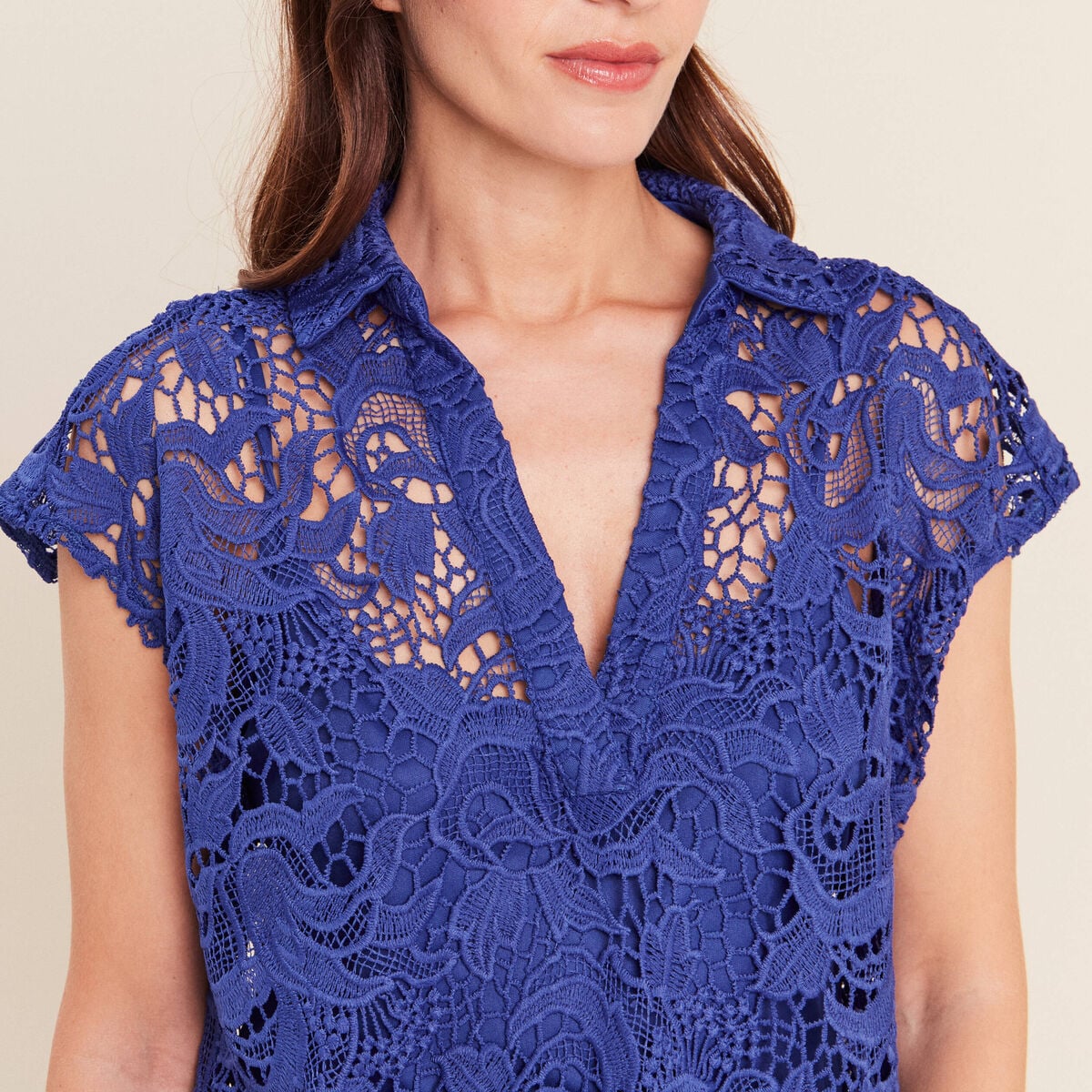 Blouse manches courtes aspect dentelle bleu fonc&eacute; femme