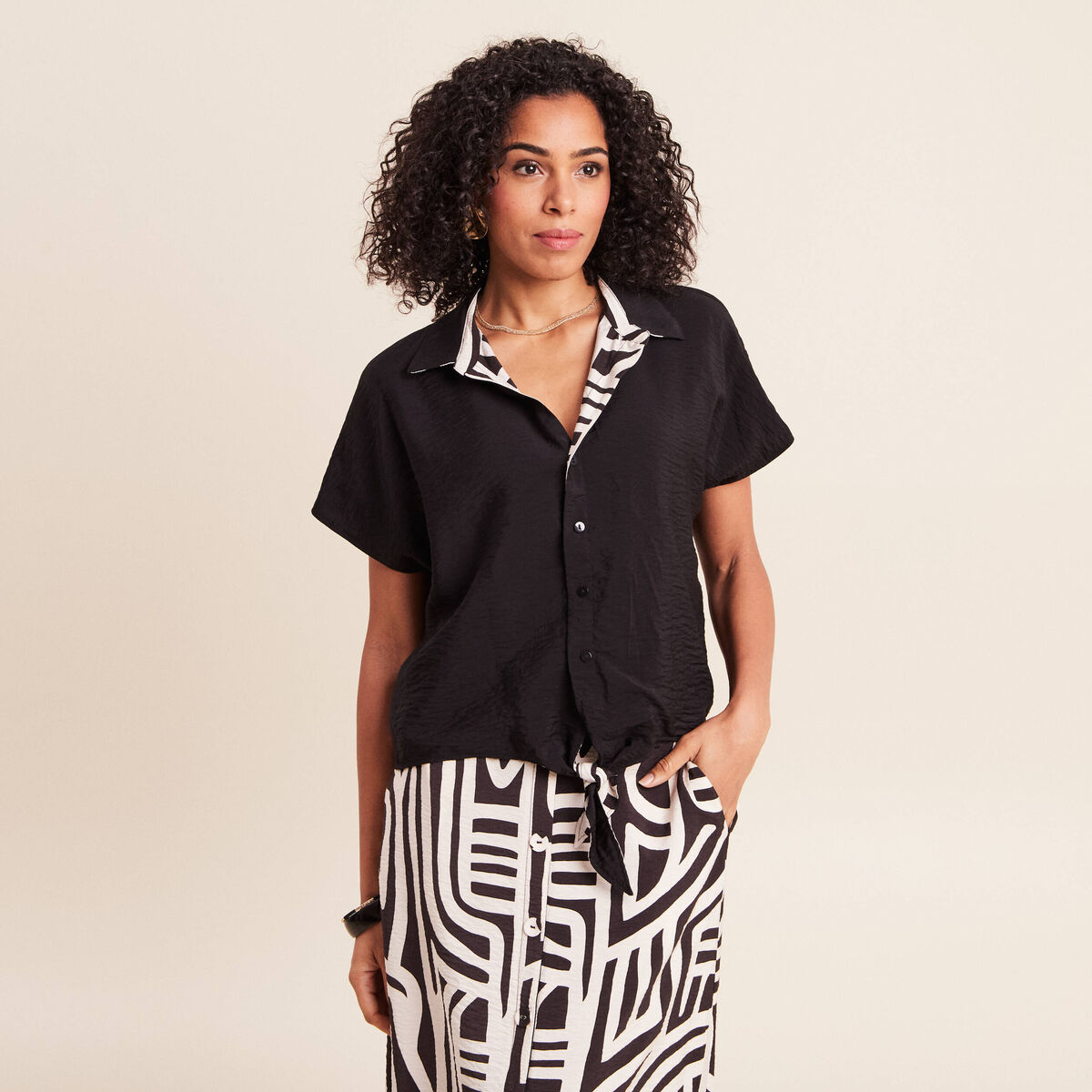 Chemise r&eacute;versible ample manches courtes noir femme