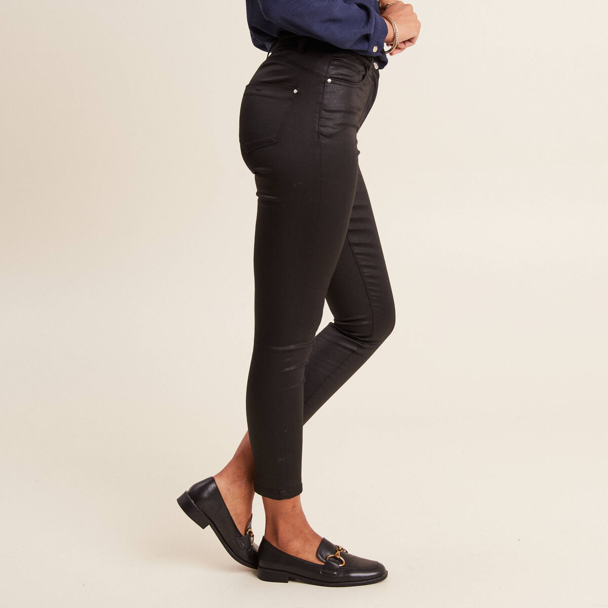 Pantalon ajusté enduit 7/8ème noir femme