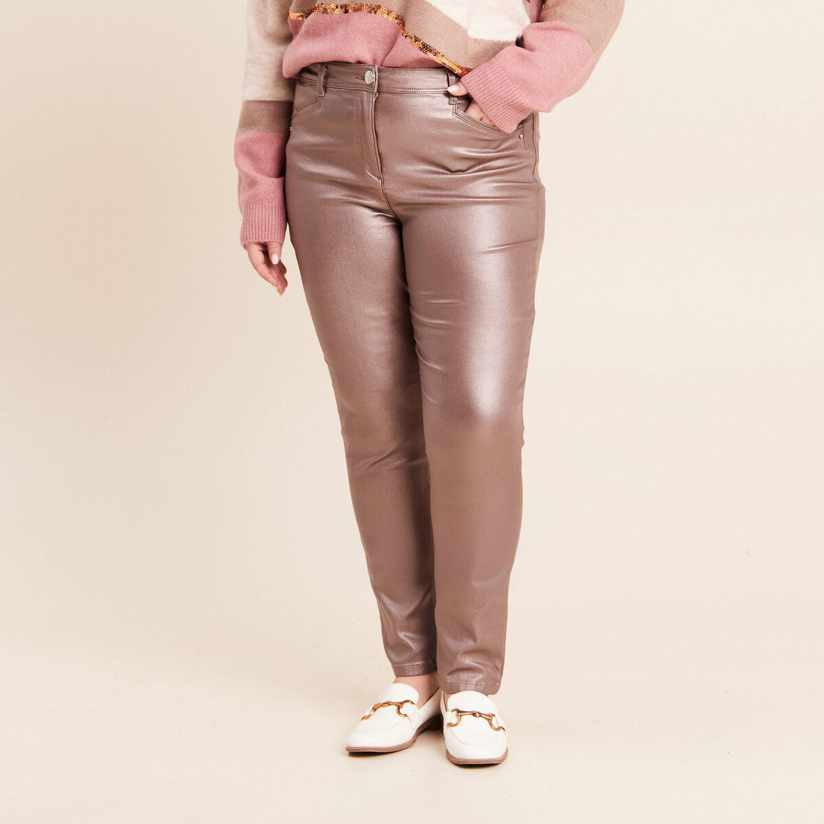 Pantalon iris&eacute; en similicuir marron fonc&eacute; femme