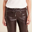 Pantalon coupe mom simili cuir marron fonc&eacute; femme