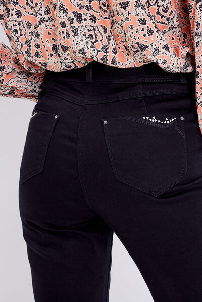 Jean droit détails bijoux noir femme