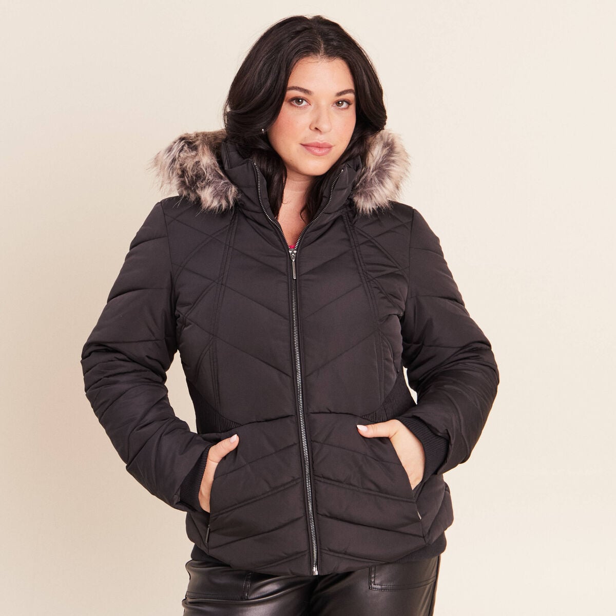 Doudoune cintr&eacute;e capuche manches longues noir femme