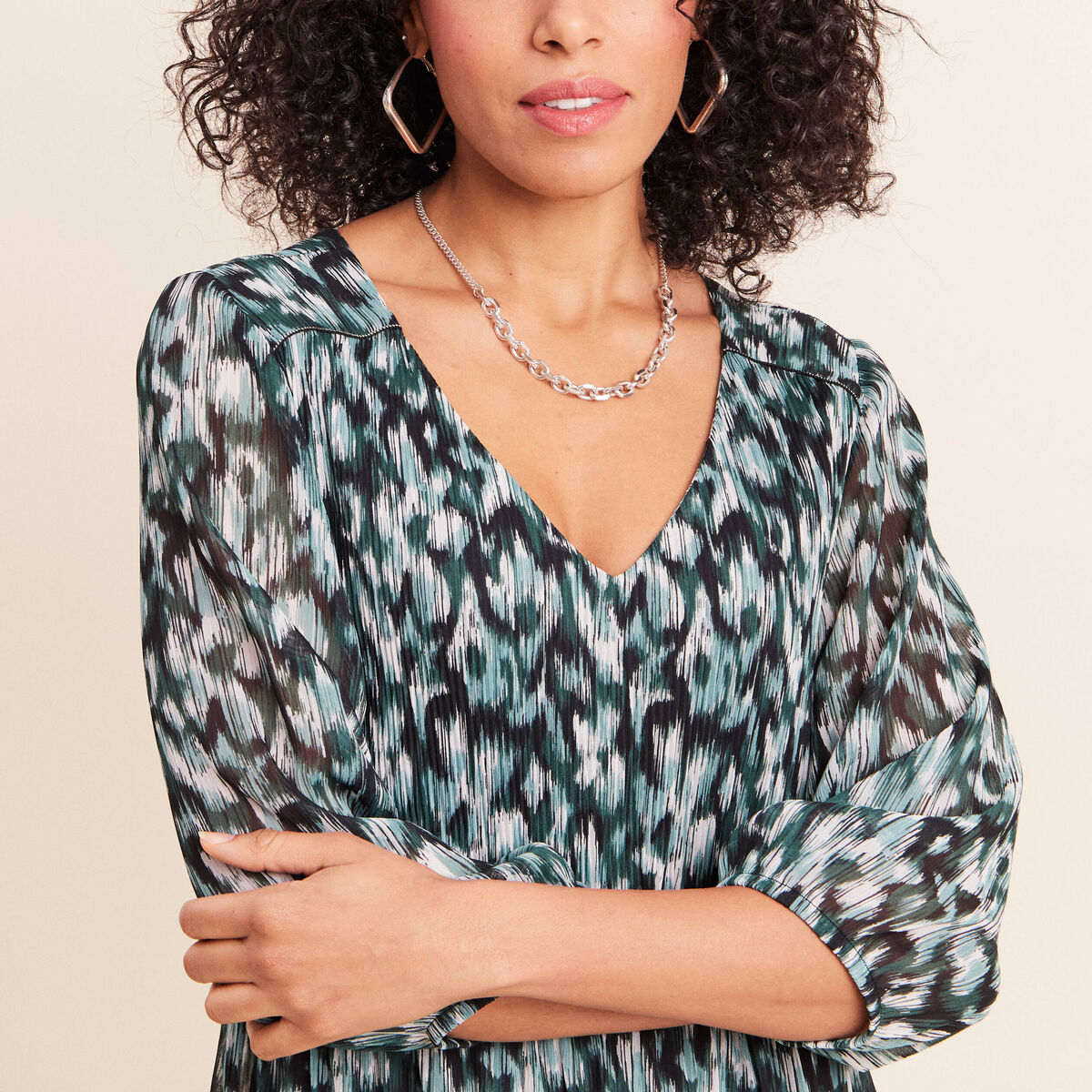 Robe courte &eacute;vas&eacute;e pliss&eacute;e col v vert femme