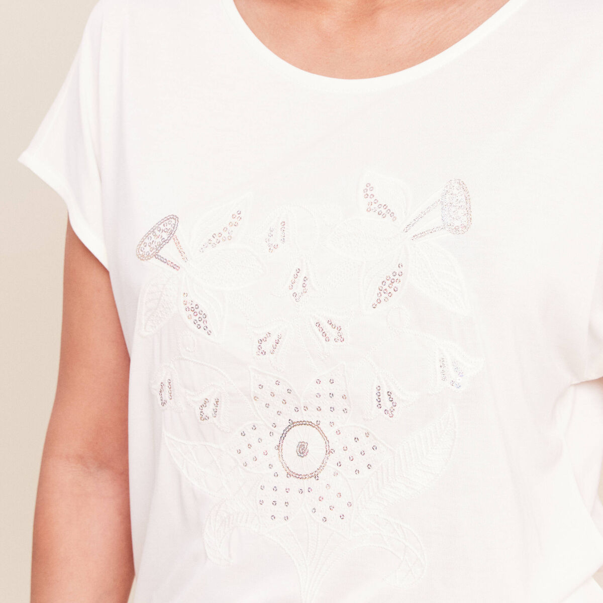 T-shirt col rond manches courtes brod&eacute; ecru femme