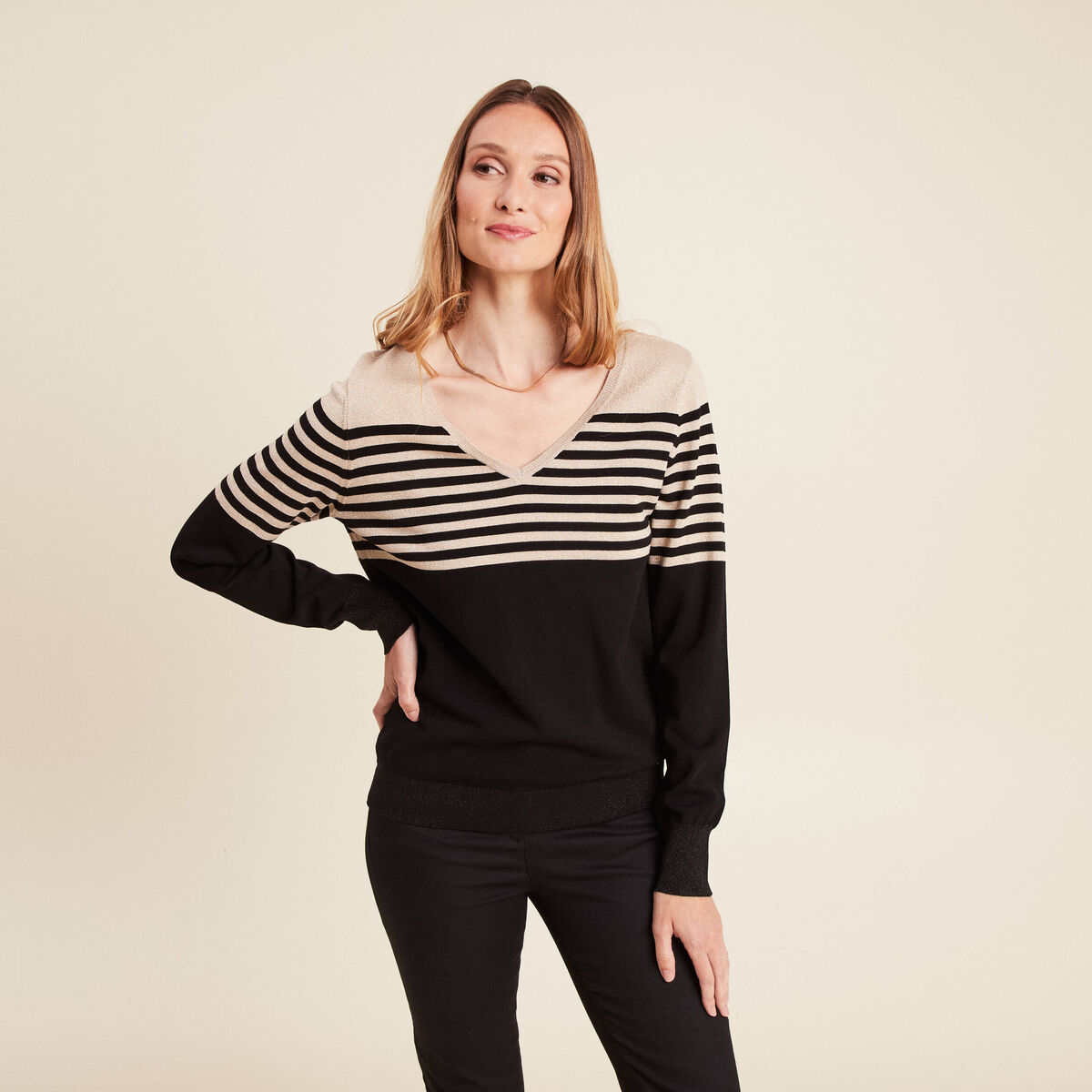 Pull ajust&eacute; col en V noir femme