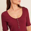 T-shirt cintr&eacute; col v manches coudes bordeaux femme