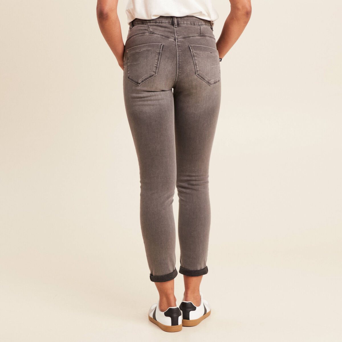 Jean coupe ajust&eacute;e 7/8&egrave;me gris femme