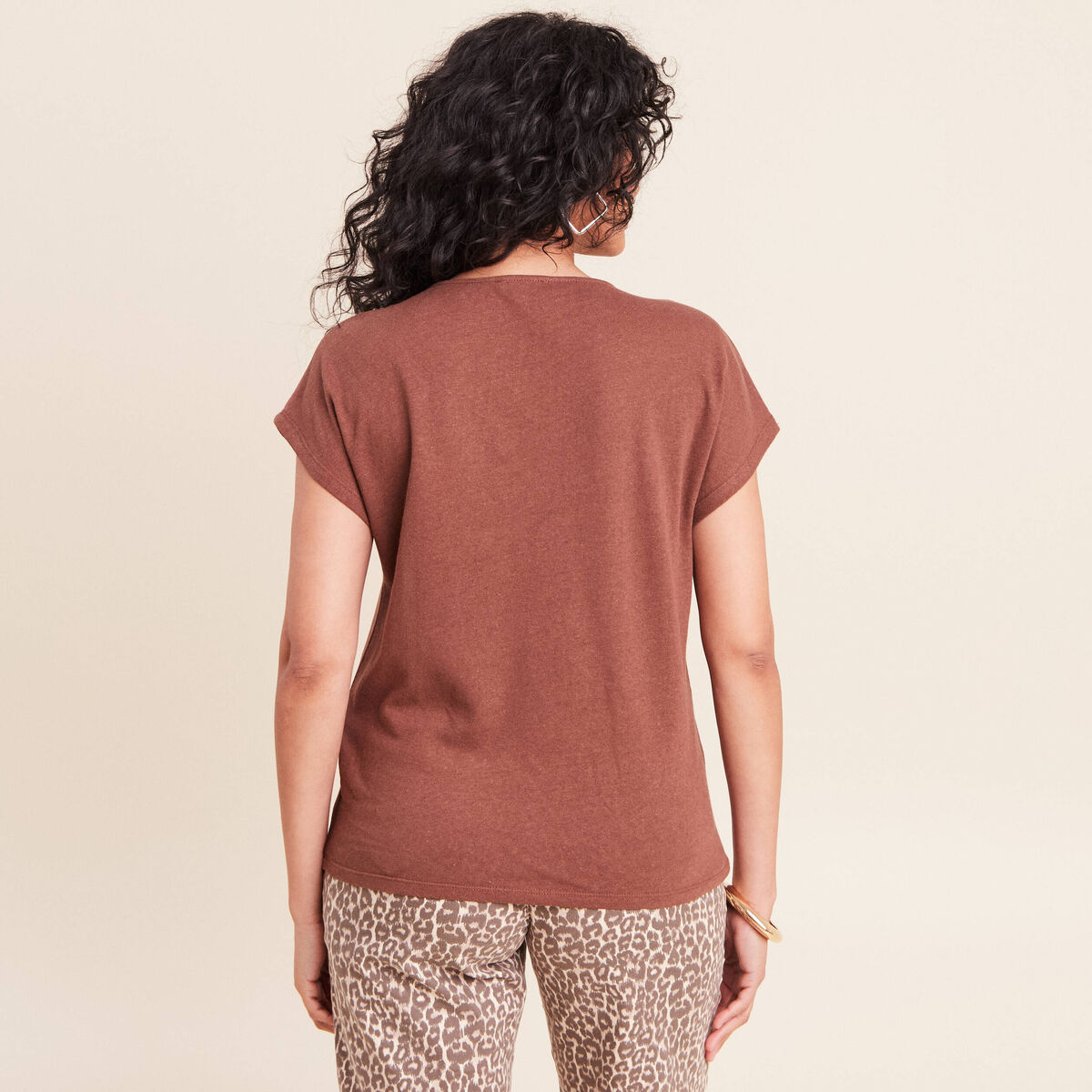 T-shirt col v manches courtes aspect lin marron fonc&eacute; femme