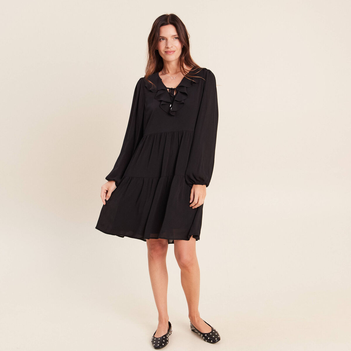 Robe courte &eacute;vas&eacute;e col v manches longues noir femme