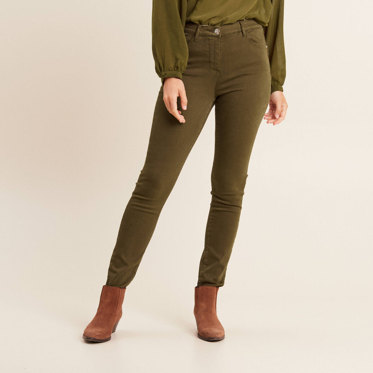 Jean magique L'Unique coupe ajust&eacute;e vert kaki femme
