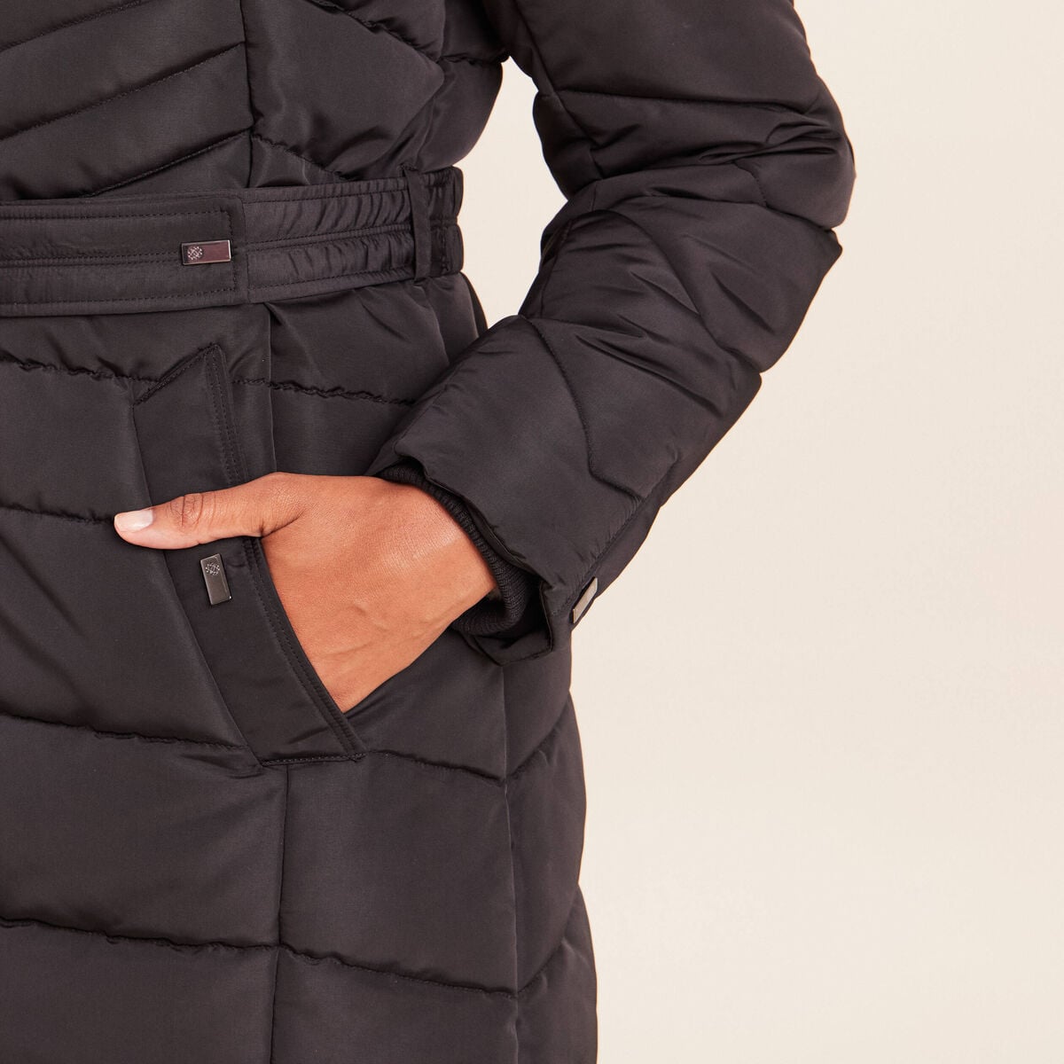 Doudoune cintr&eacute;e &agrave; capuche doubl&eacute;e noir femme