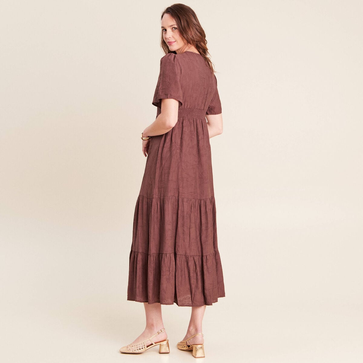 Robe &eacute;vas&eacute;e col v doubl&eacute;e marron fonc&eacute; femme