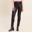 Pantalon iris&eacute; en similicuir noir femme
