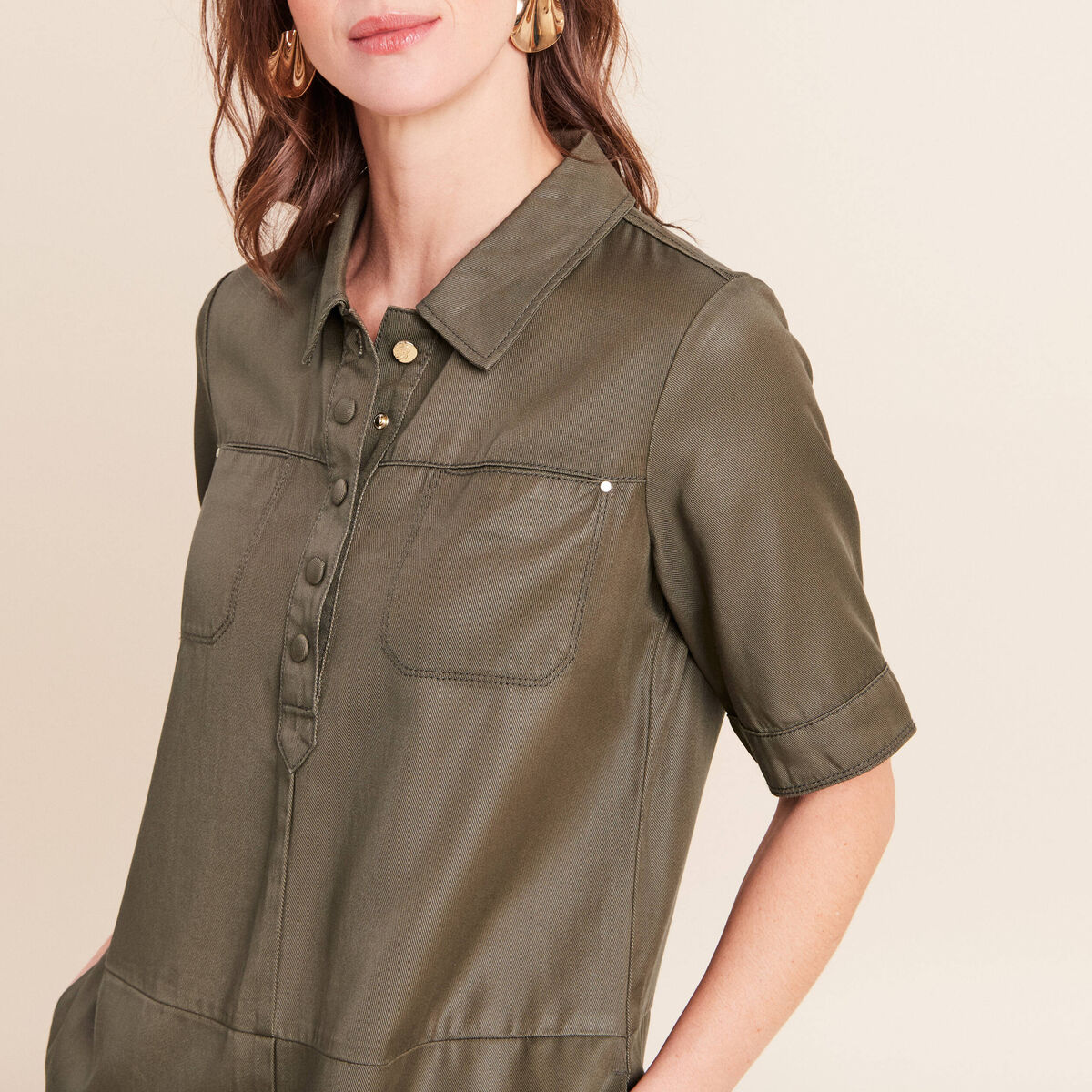 Robe droite courte enduite col chemise vert kaki femme