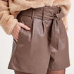 Short droit simili cuir taupe femme