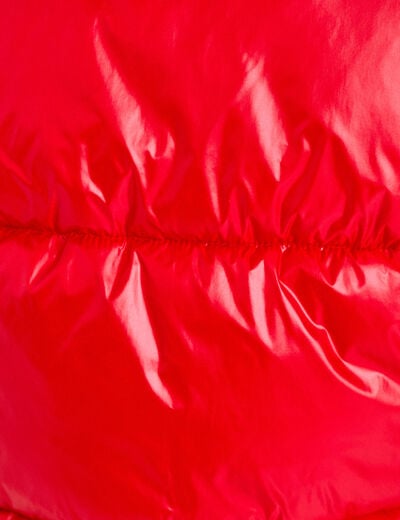 Doudoune col montant bas resserr&eacute; rouge femme