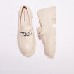 Mocassins crantés avec chaînes sable femme
