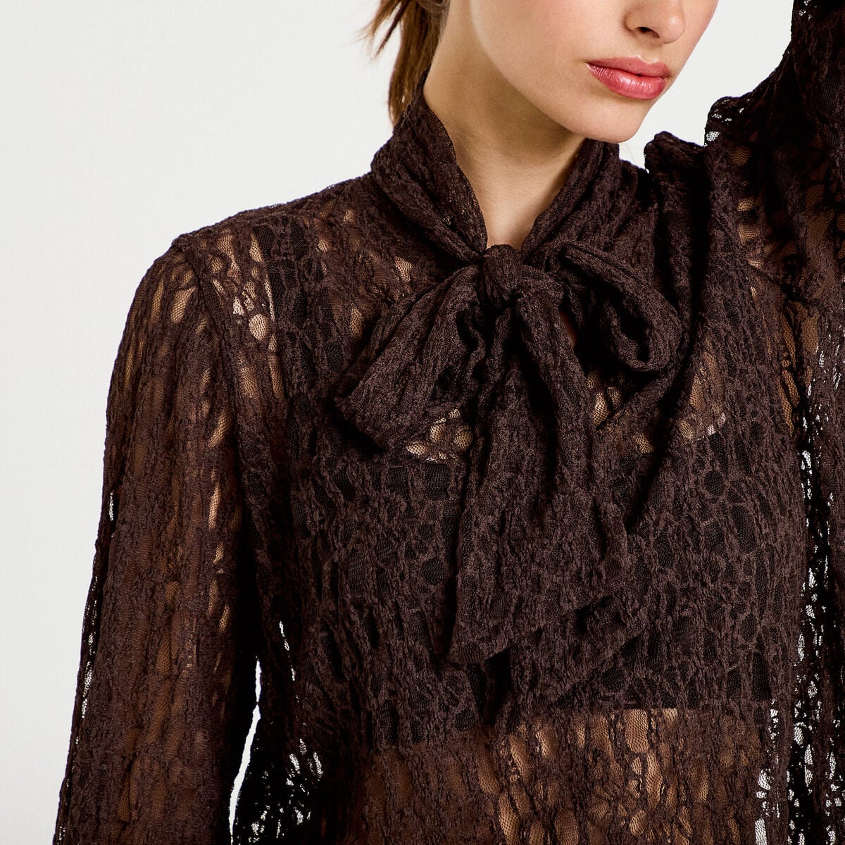 Blouse droite col montant dentelle marron fonc&eacute; femme