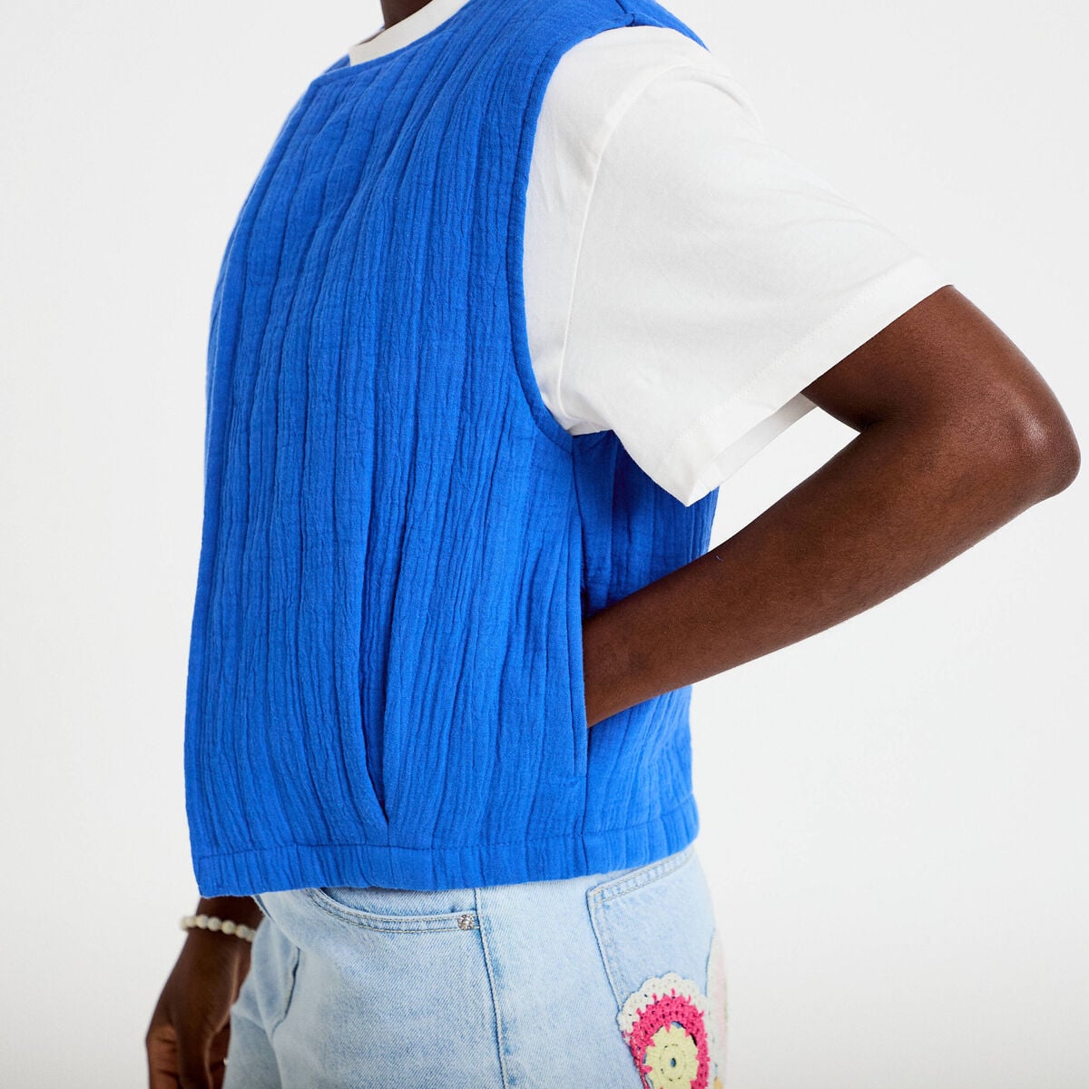 Gilet barman ample cropped pliss&eacute; bleu electrique femme