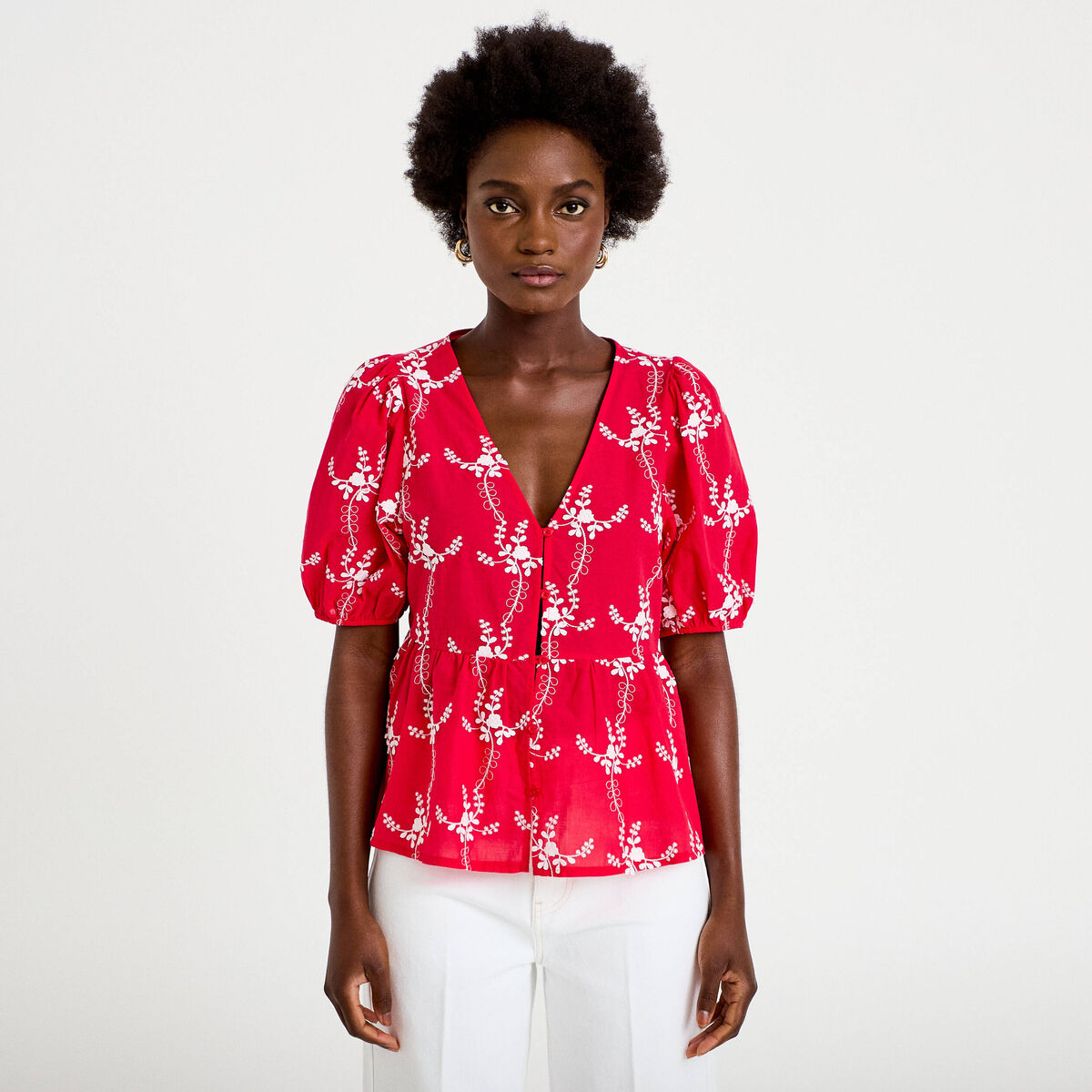 Blouse col v manches courtes brod&eacute;e rouge femme