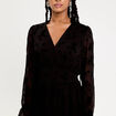 Robe courte &eacute;vas&eacute;e col v manches longues noir femme