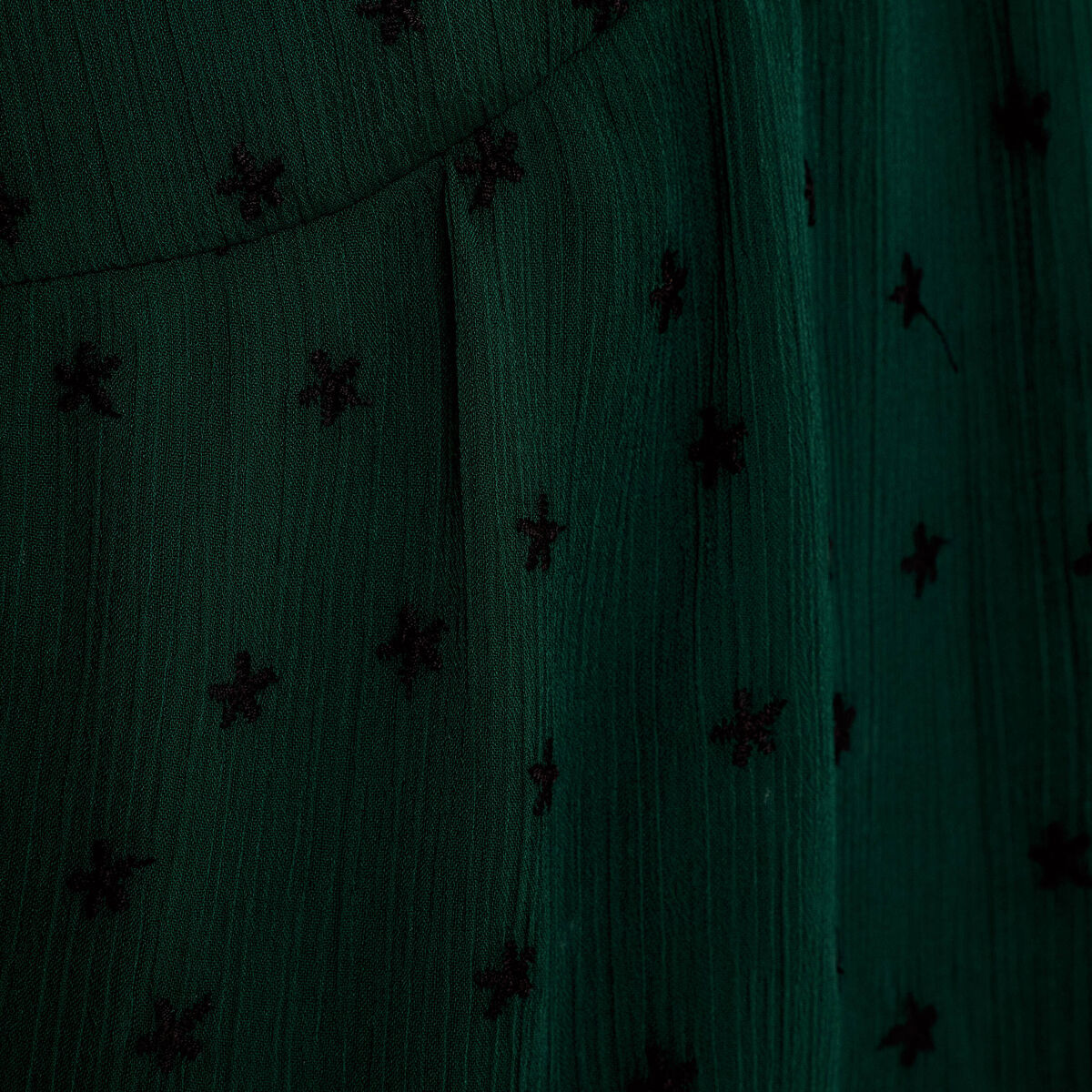 Blouse brod&eacute;e volant&eacute;e vert fonc&eacute; femme