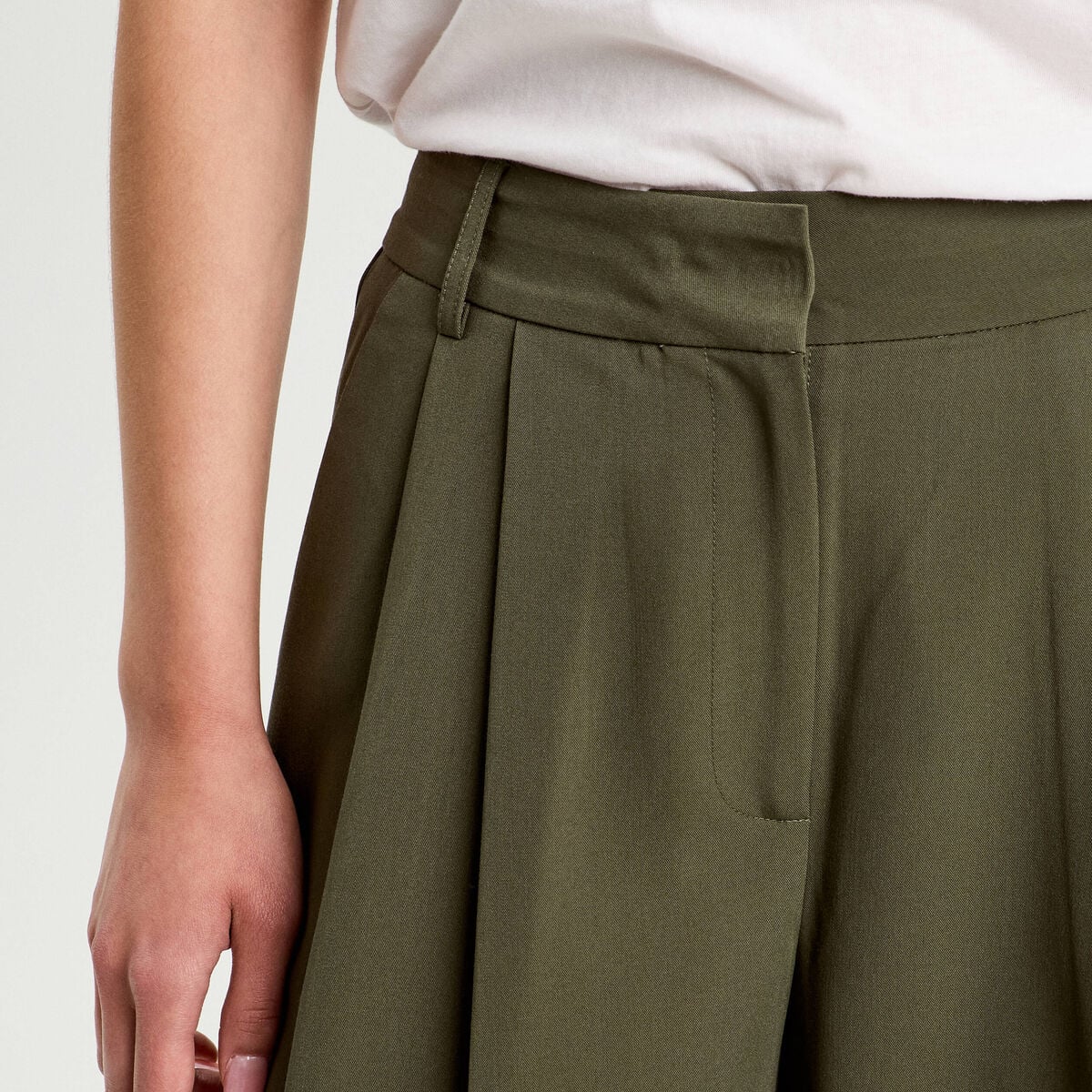 Pantalon large &agrave; pinces vert kaki femme