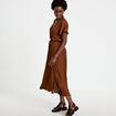 Robe longue &eacute;vas&eacute;e col v satin&eacute;e marron femme