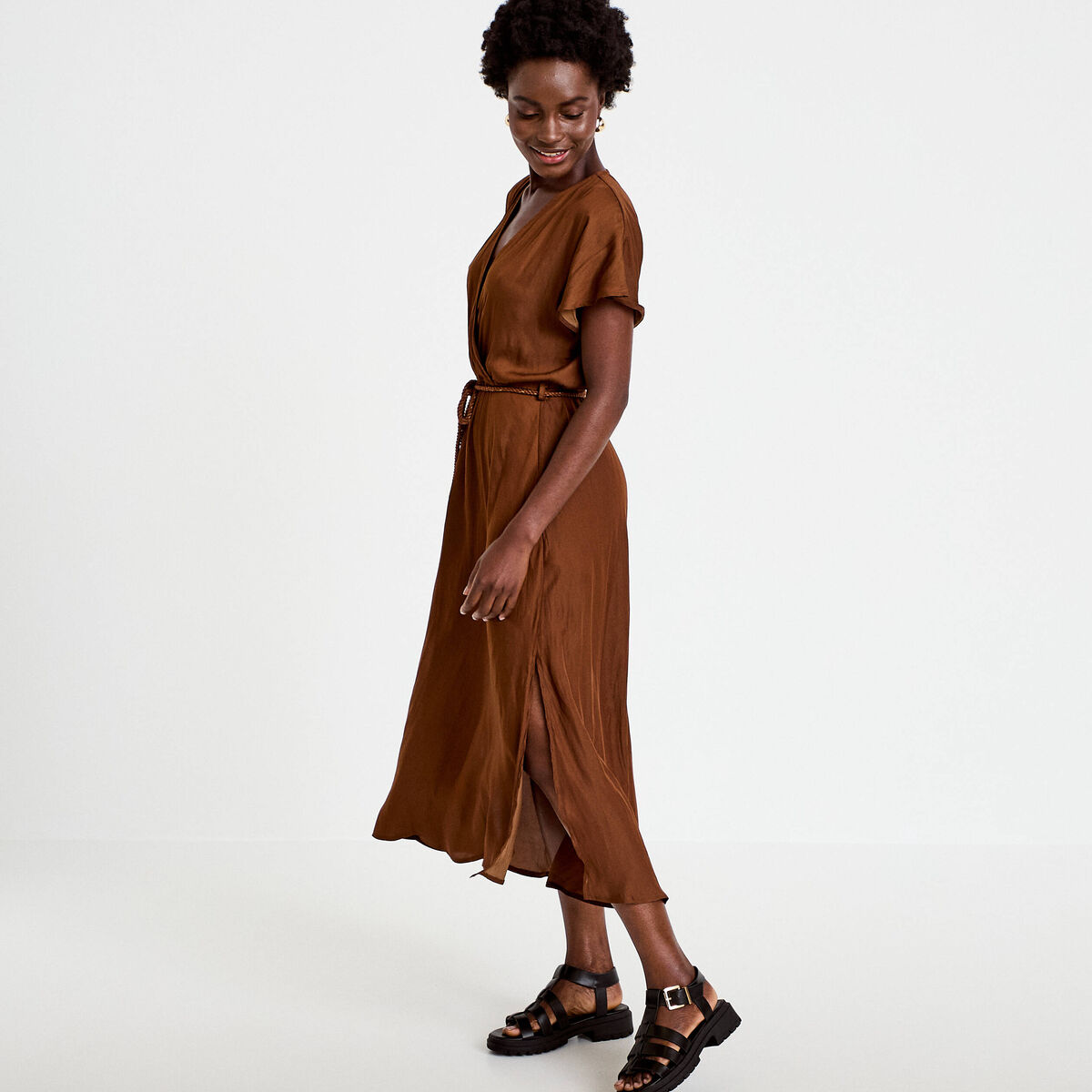 Robe longue &eacute;vas&eacute;e col v satin&eacute;e marron femme