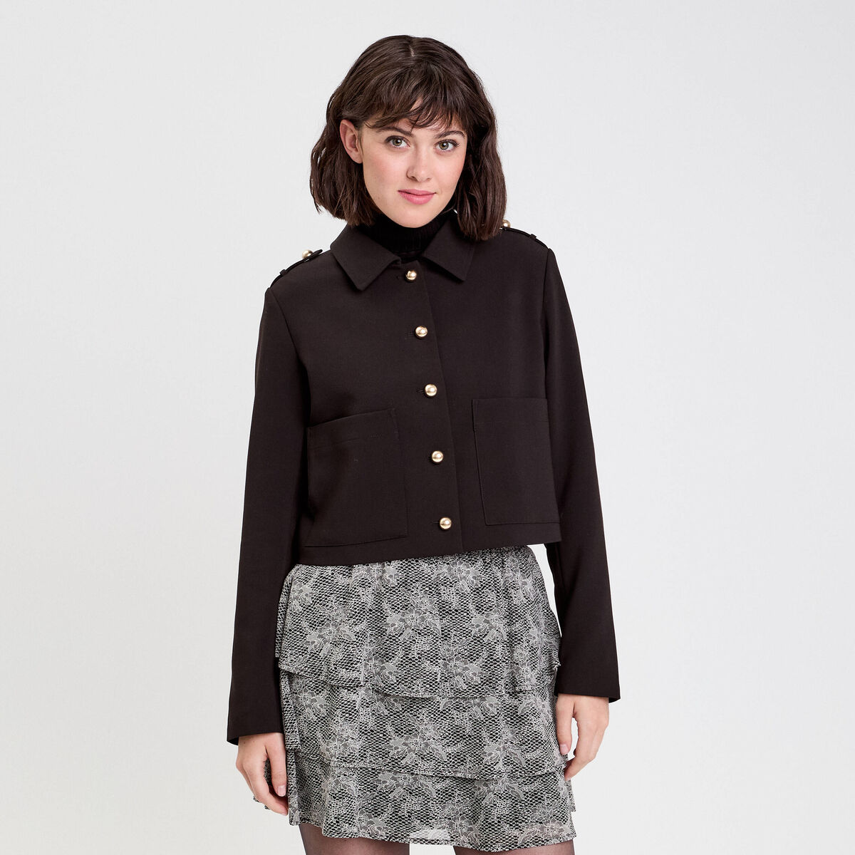 Veste droite courte col classique noir femme