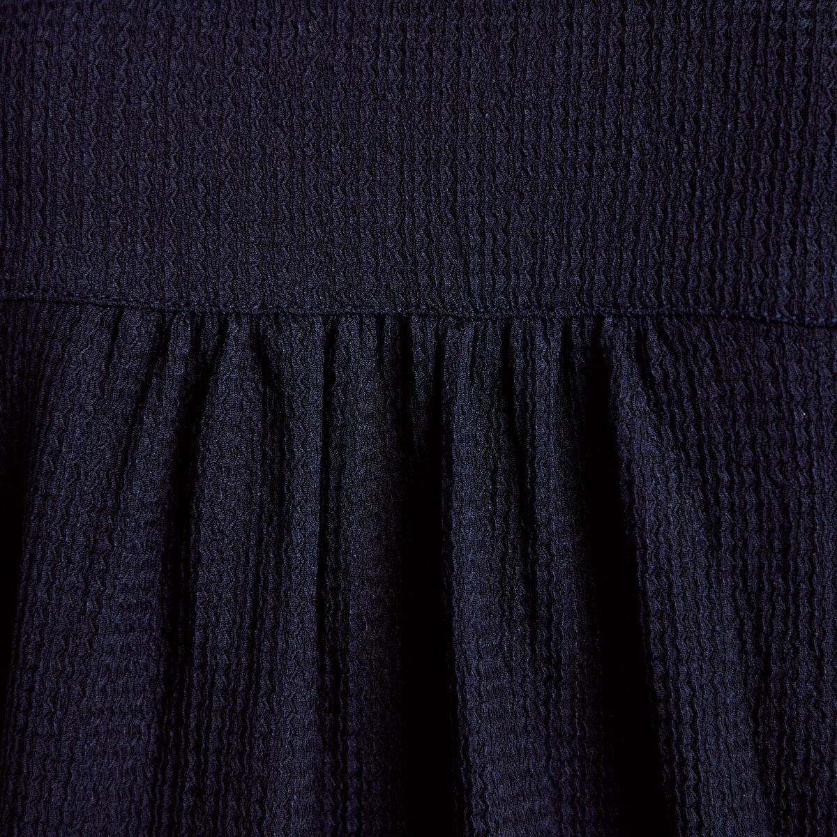 Blouse maille relief&eacute;e bleu marine femme
