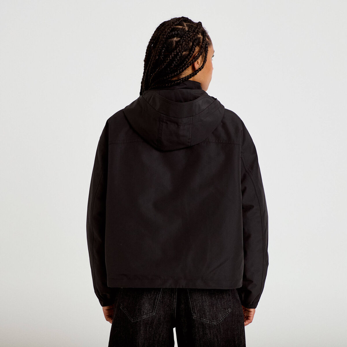 Veste courte bas resserr&eacute; &agrave; capuche noir femme