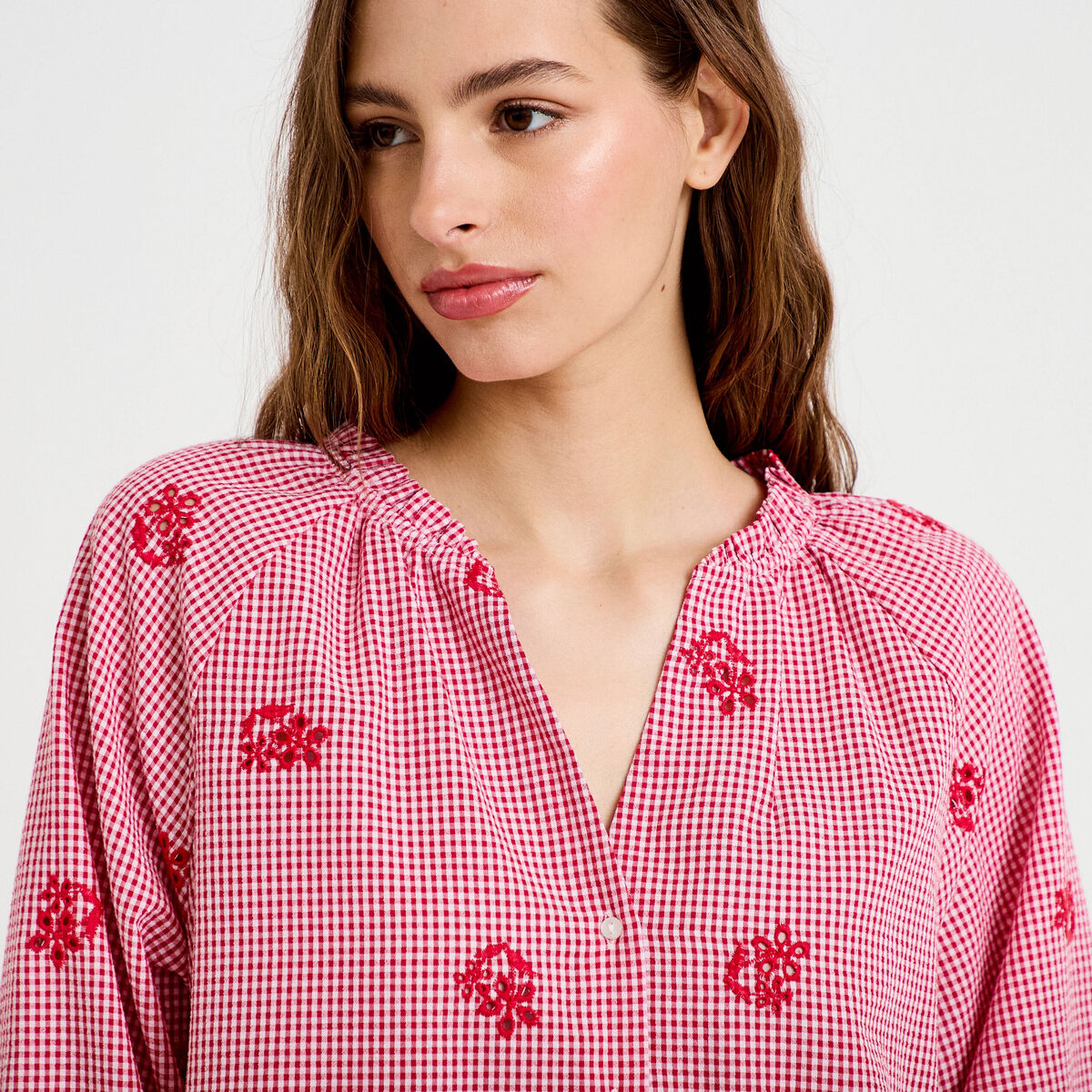 Blouse col v manches 3/4 broderie rouge femme