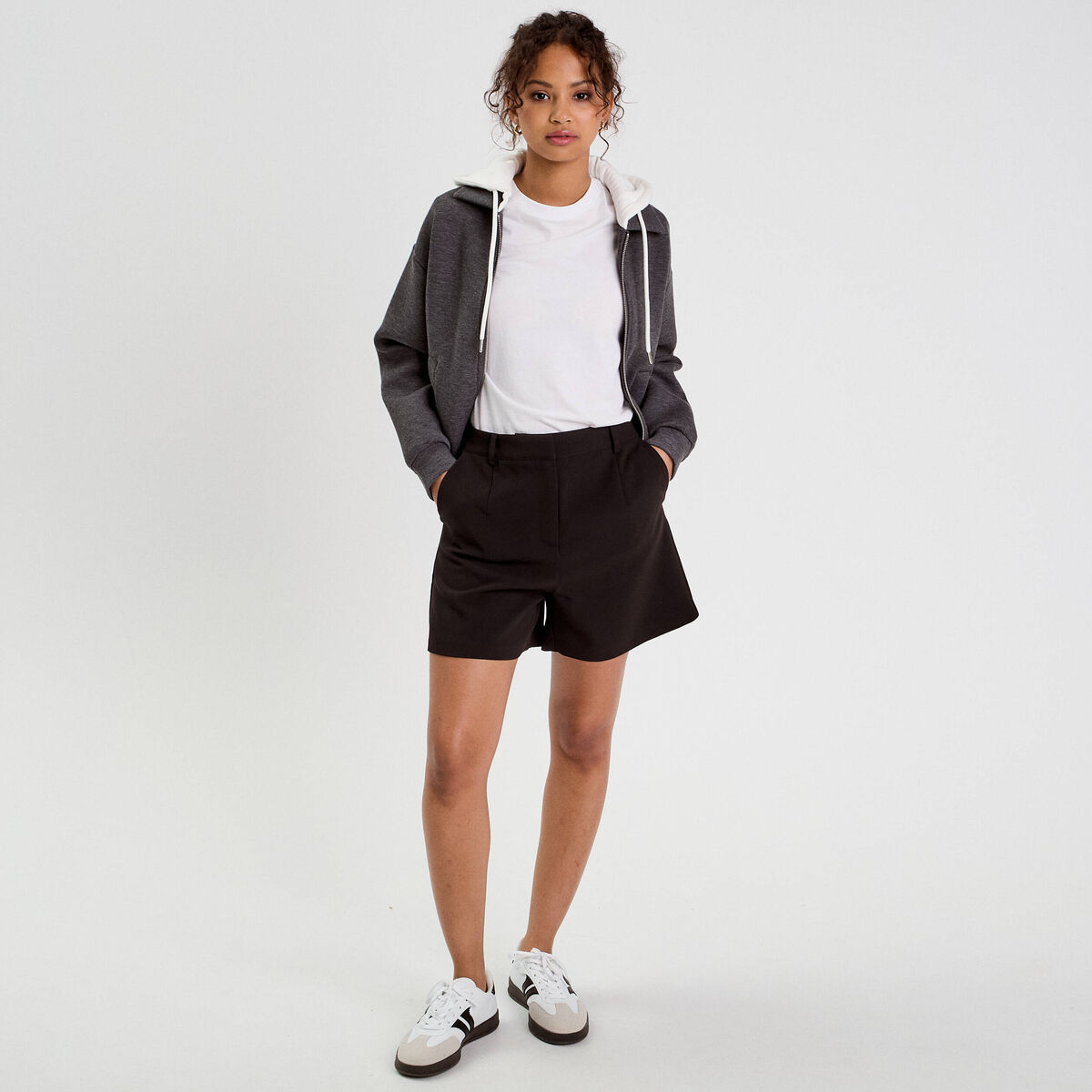 Short regular noir femme