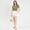 Short ajusté avec pinces ecru femme