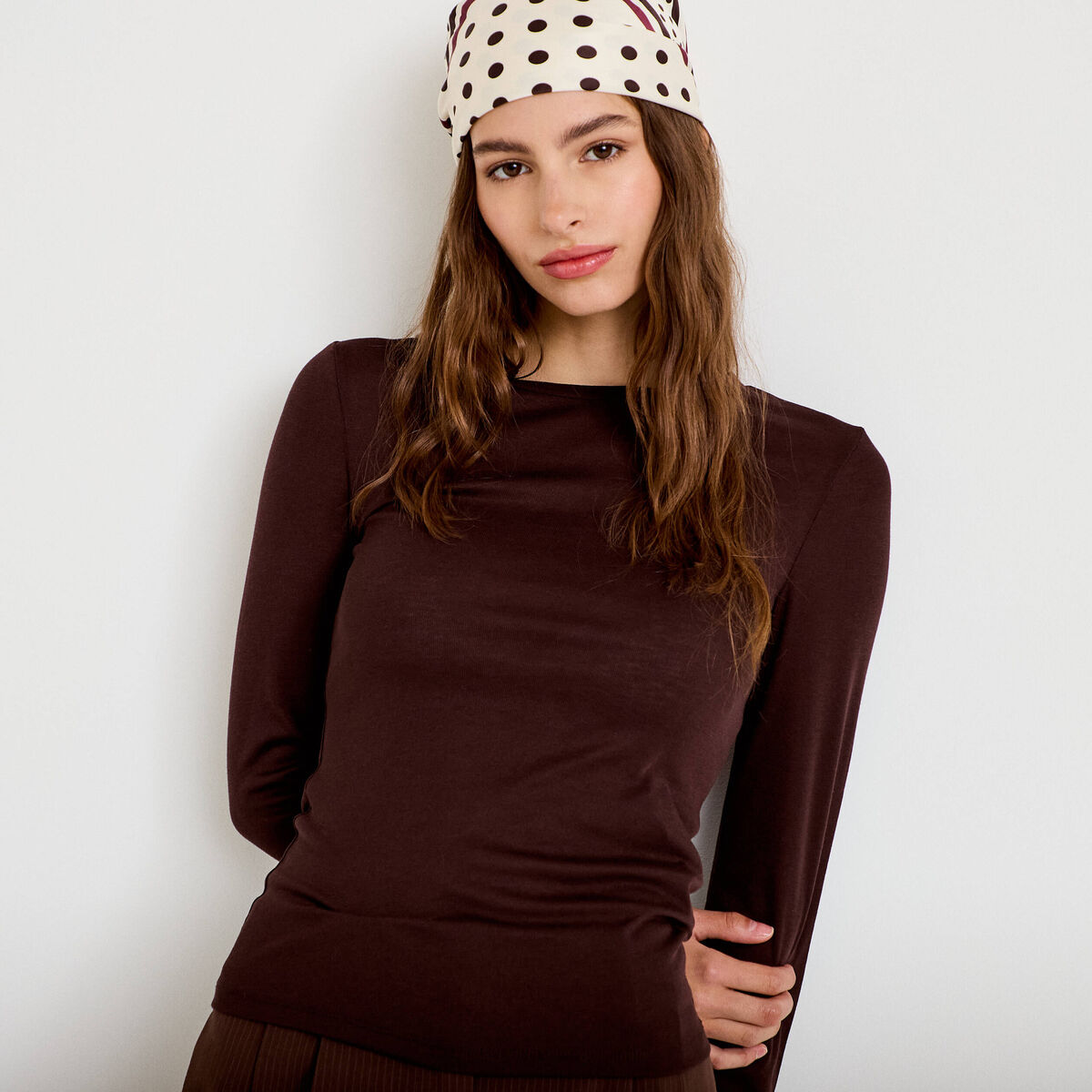 T-shirt ajust&eacute; col rond manches longues marron fonc&eacute; femme