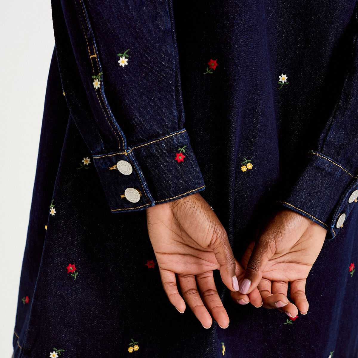 Robe courte &eacute;vas&eacute;e en jean brod&eacute;e bleu marine femme