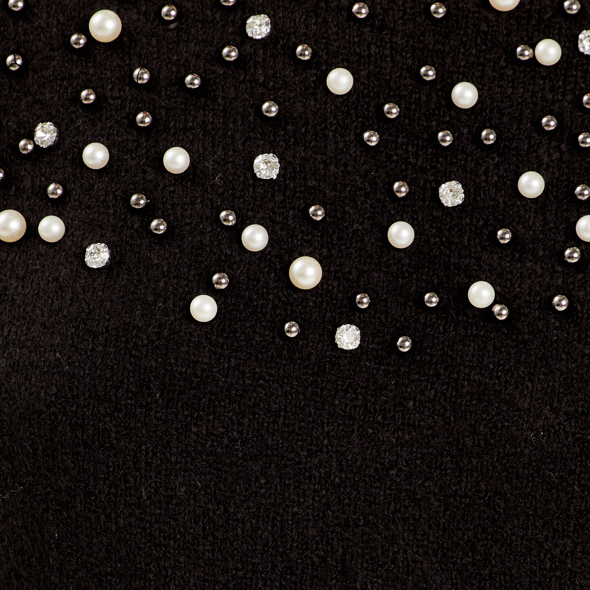 Pull perles et détails bijoux noir femme