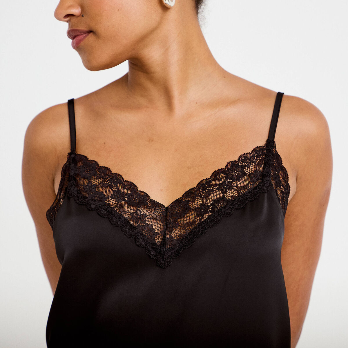 D&eacute;bardeur ajust&eacute; d&eacute;collet&eacute; dentelle noir femme