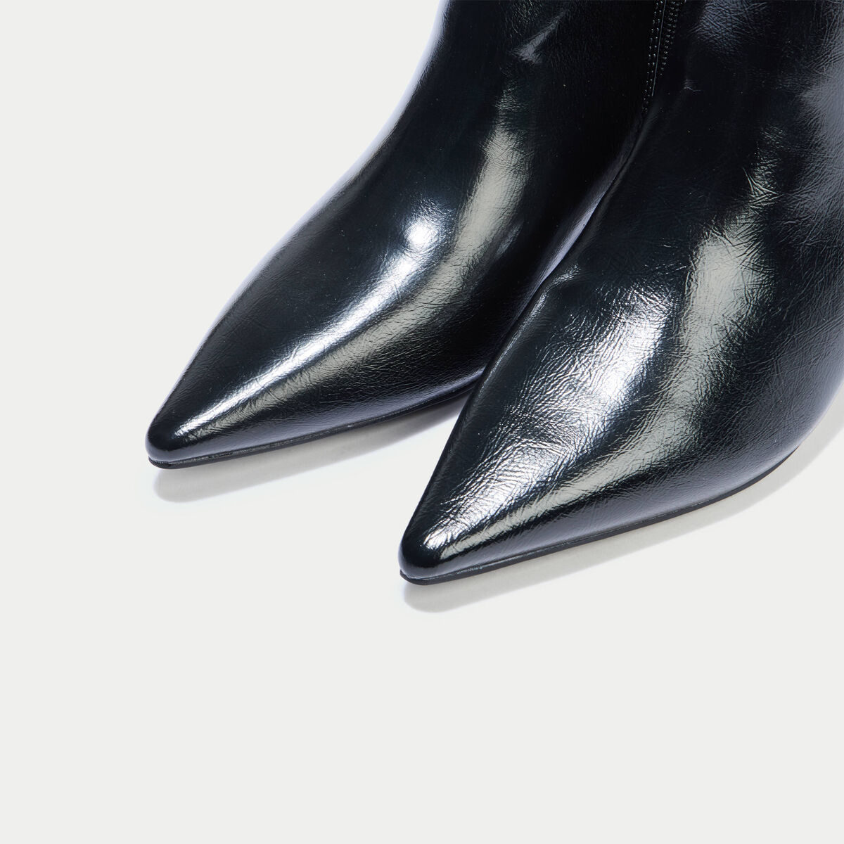 Bottines &agrave; talon noir femme