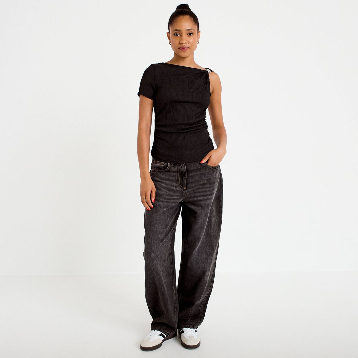 Top one shoulder pliss&eacute; manches courtes noir femme
