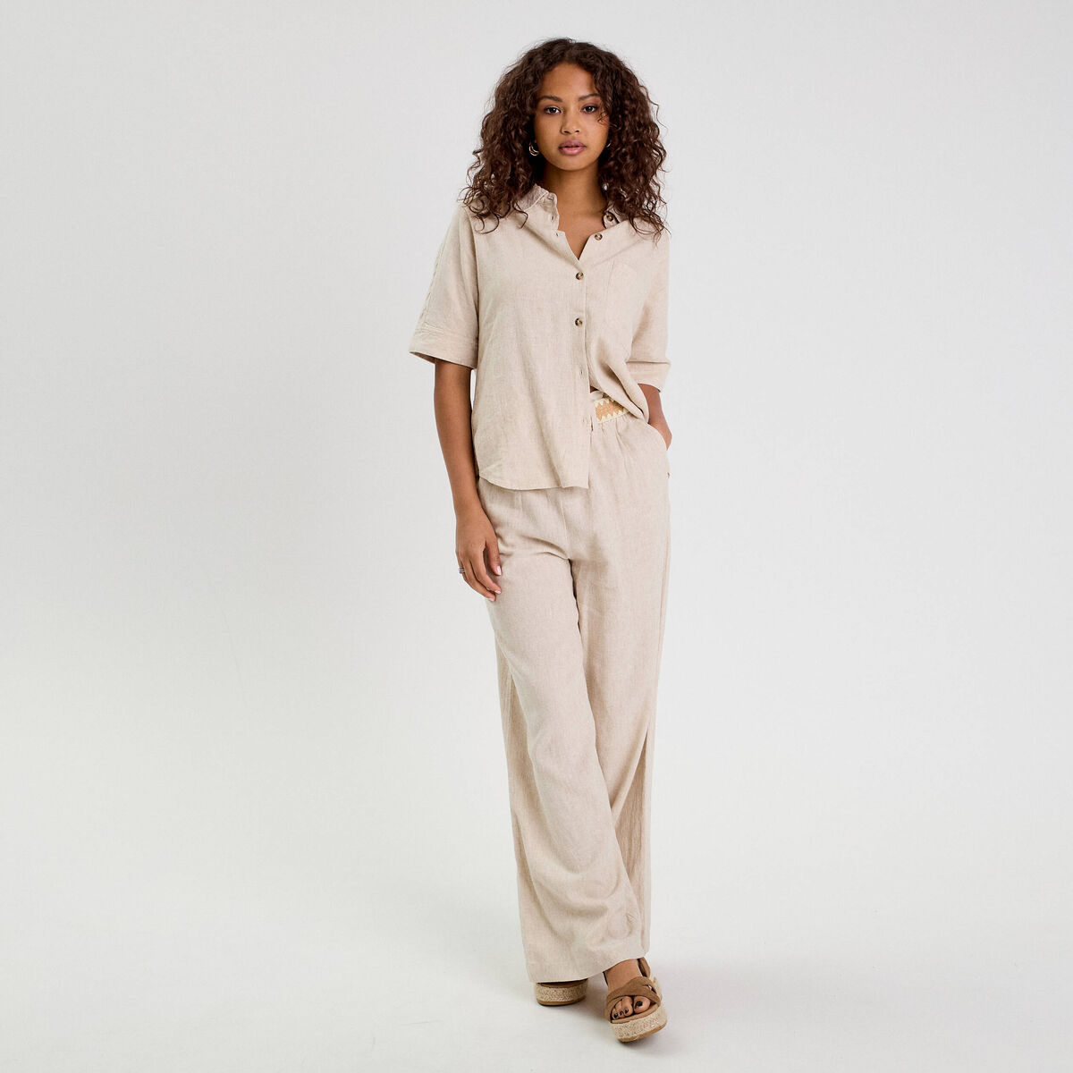 Pantalon large ceintur&eacute; contenant du lin beige femme