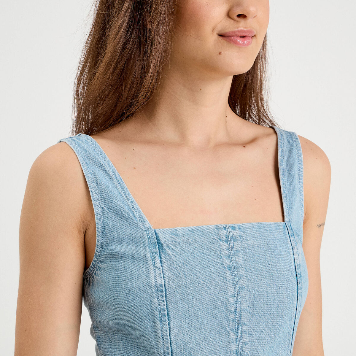 Robe chasuble trapèze en jean denim bleach femme