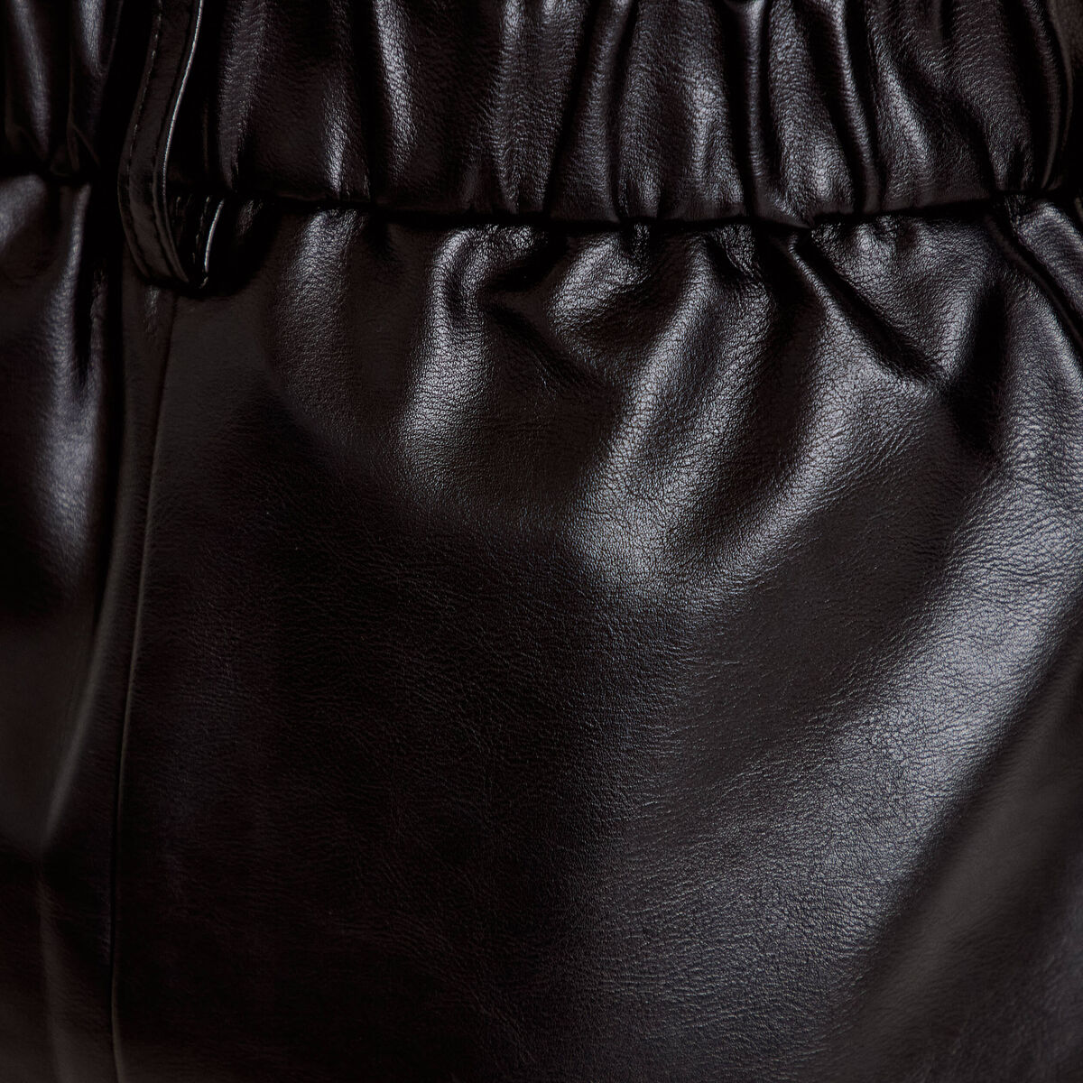 Short large taille haute en similicuir noir femme