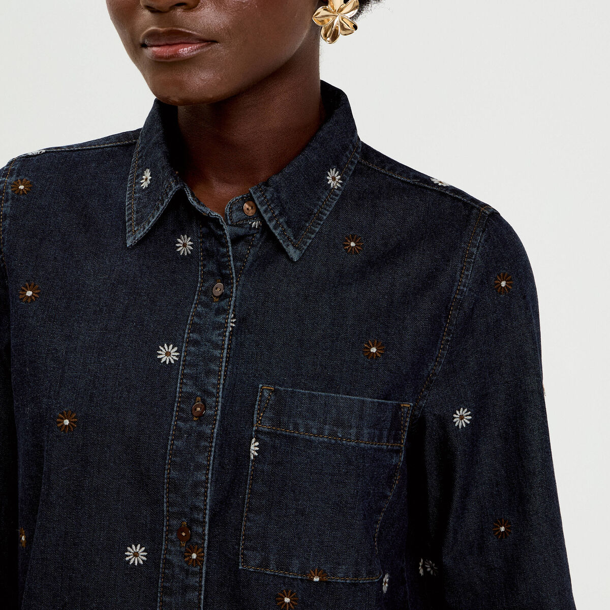 Chemise en jean brod&eacute;e denim brut femme