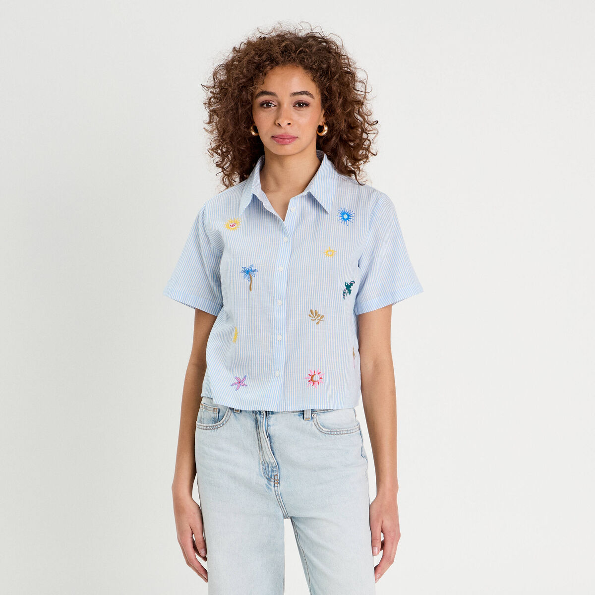 Chemise manches courtes brodée bleu femme