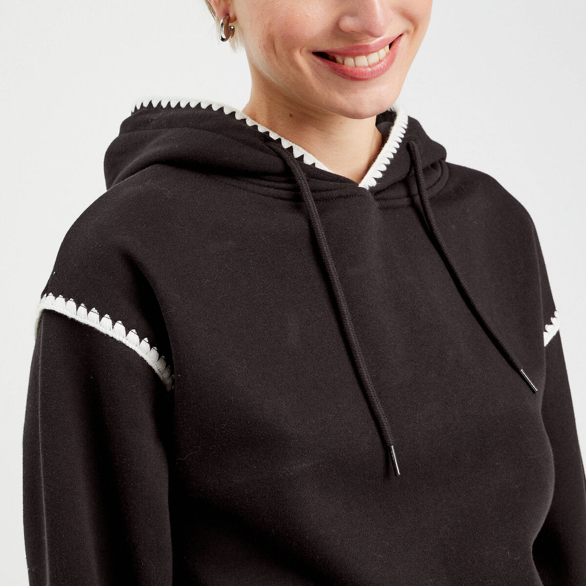 Sweat à capuche détails brodés noir femme