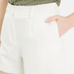 Short ajusté avec pinces ecru femme