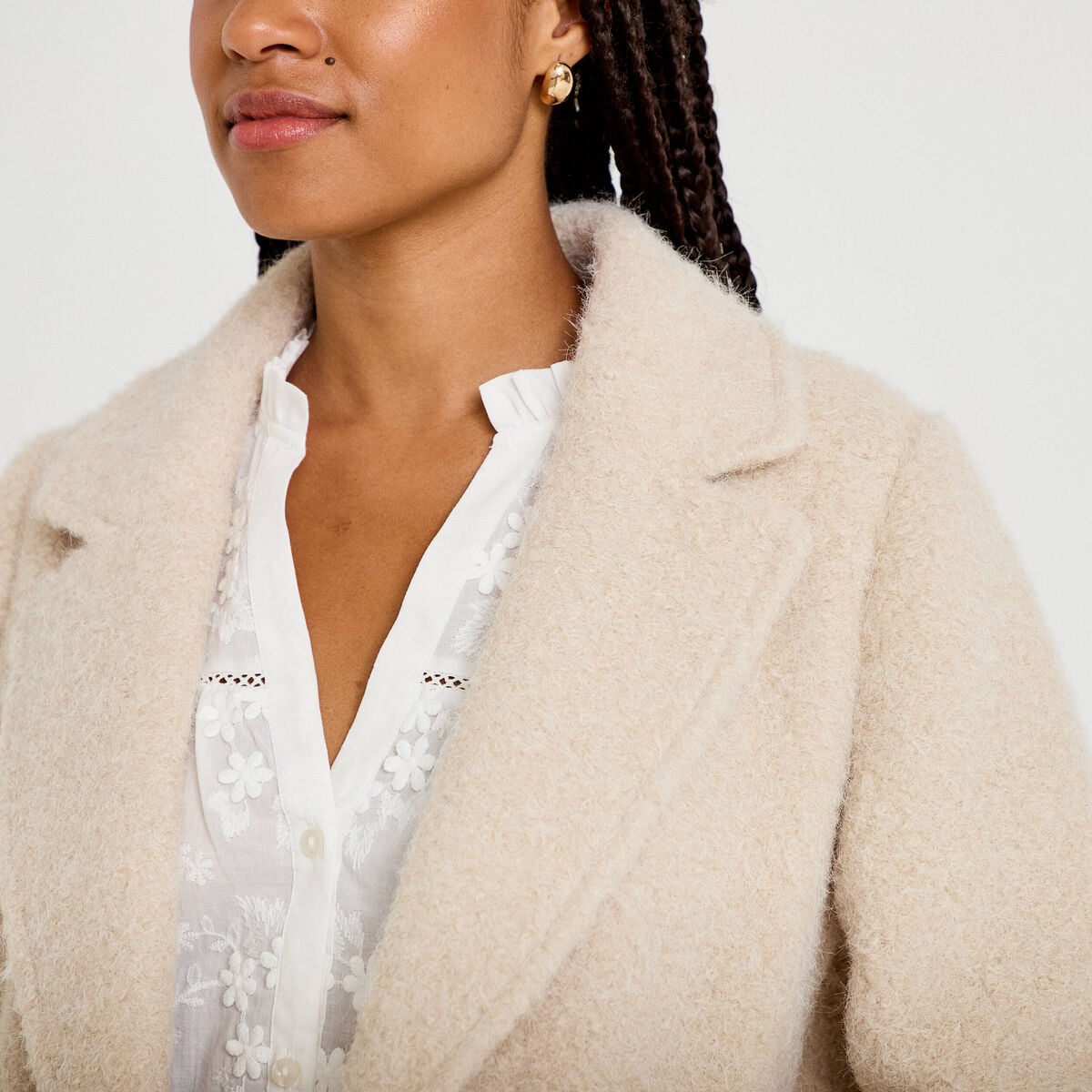 Manteau droit mi-long bouclettes beige femme